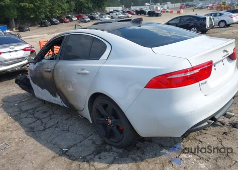 2018 Jaguar Xe 25T Premium z USA, uszkodzony, nr VIN SAJAJ4FX1JCP38811